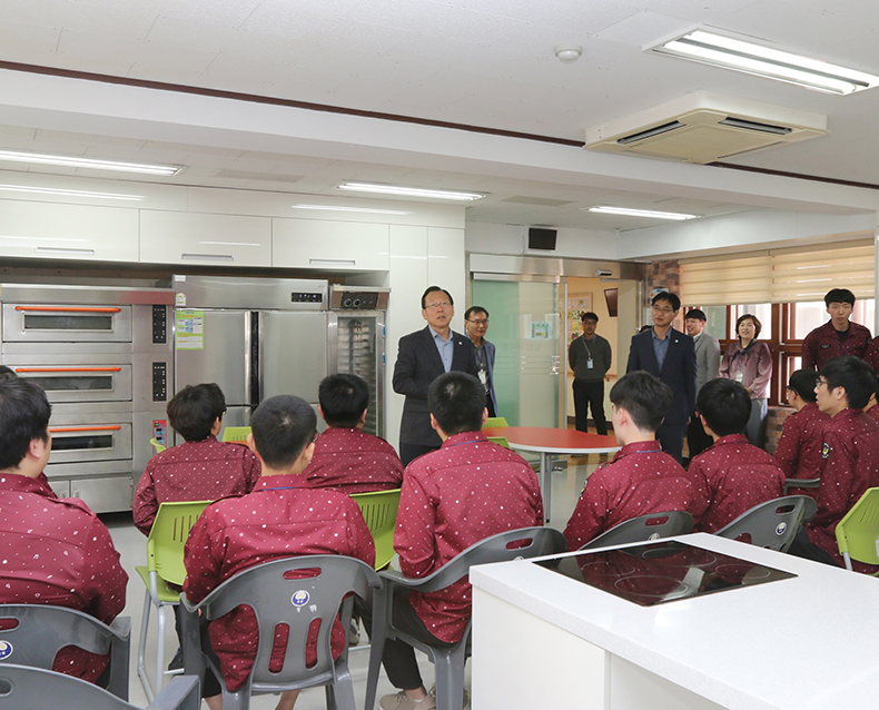 이계용 경남지방병무청장은 특수학교인 창원천광학교를 방문하여 학교장 및 경남특수교육원 합동으로 복무중인 사회복무요원과 간담회를 실시하고 있다. 다. (10월 11일, 창원천광학교)