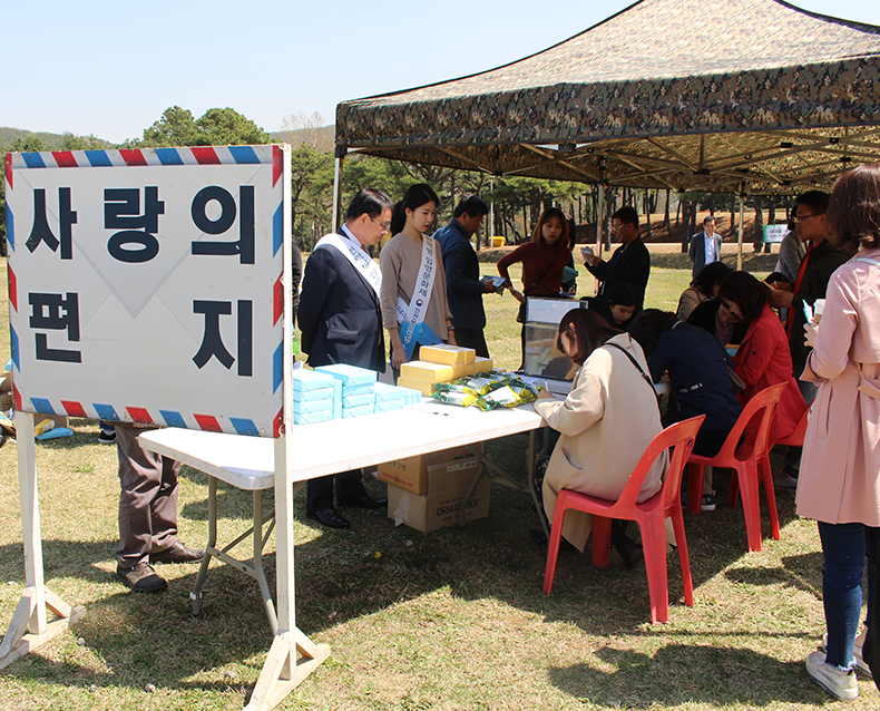 “축하 받는 입영, 훈련소가 축제의 장으로” 17사단 신병교육대에 입영장정과 가족들이 모인 가운데, 다양한 이벤트와 공연이 어우러진 입영문화제가 개최됐다. (4월 16일, 17사단)