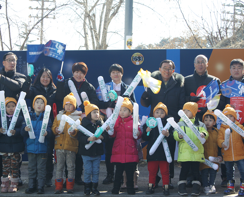 김창진 강원영동병무지청장이 직원 및 자매결연응원단과 함께 ‘2018 평창동계올림픽’의 성공적인 개최와 우리나라 선수들의 선전을 기원하며 성화봉송 거리응원을 했다.(2018.2.8.  강릉 시내)