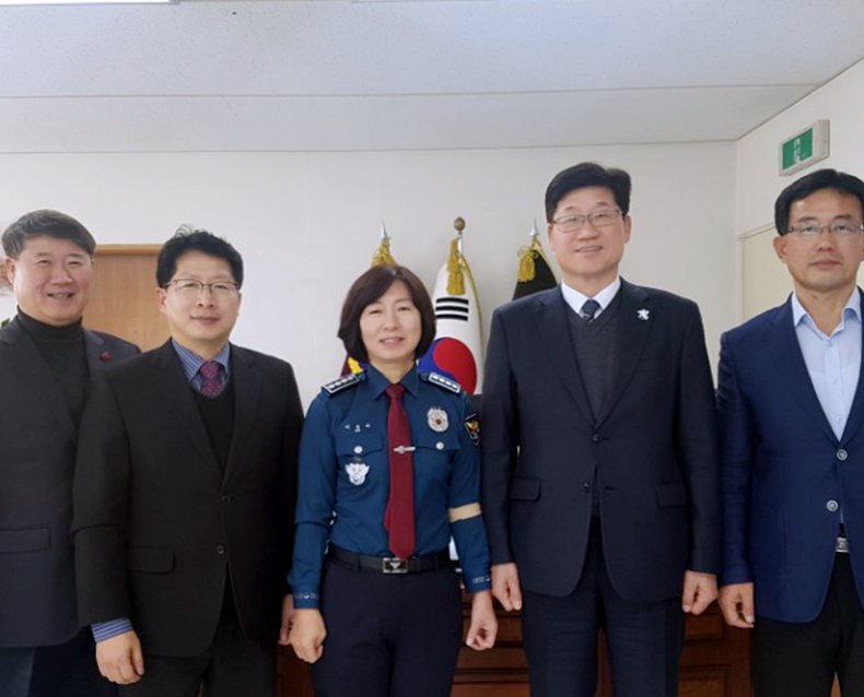 신임 김용두 원장은 취임 후 보은경찰서 이경자 서장을 만나 2018년 교육에 대해 적극적인 협조를 당부했다. (1월 15일, 보은경찰서)