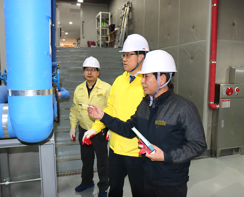 안전대진단 기간 중 김용두 원장은 시설담당자들과 함께 연수센터 시설전반에 대한 점검을 실시했다.(2월 27일, 연수센터)