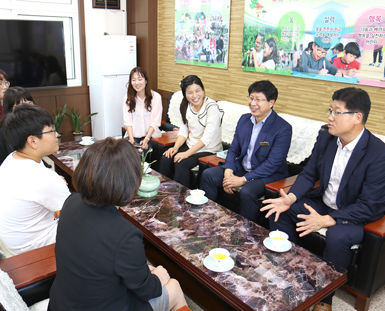 김용두 원장은 관내 초등학교를 방문하여 지역우수인재육성과 학교발전을 위한 장학금을 기탁하였고
학교장 등 관계자들과 환담하였다. (9월 17일, 보은 속리초등학교)