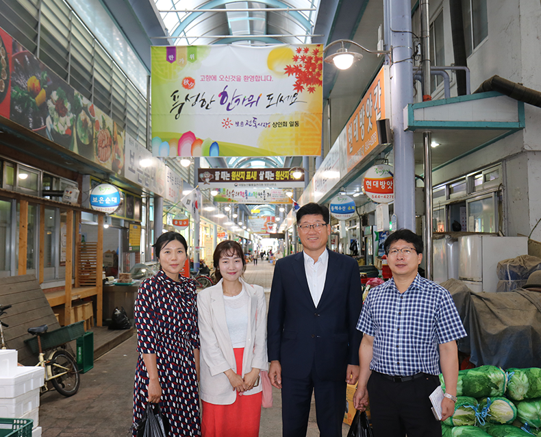 김용두 원장은 지역경제 활성화를 위해 보은전통시장을 방문하여 농산물 등을 구입하였다. (9월 19일, 보은 중앙시장)