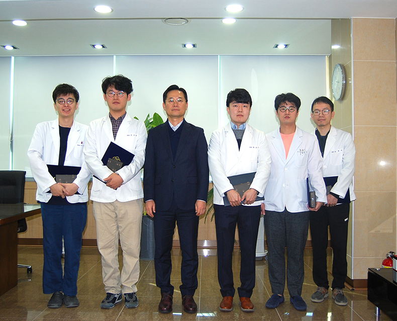이건양 중앙신체검사소장은 2018년 한 해 동안 수검자들에게 친절하며 정밀한 병역판정검사를 실시한 전담의사들에게 포상하고 격려 하였다. (12월 18일, 중앙신체검사소)