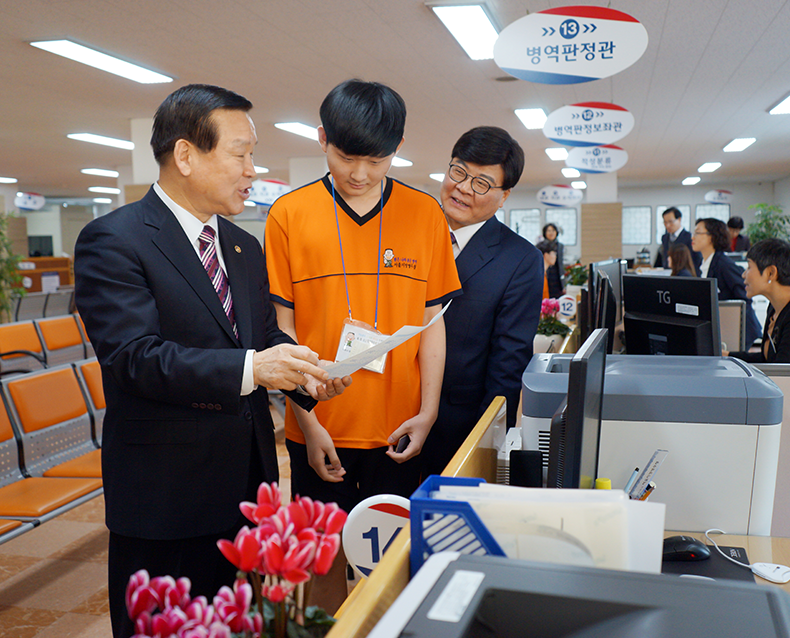 기찬수 병무청장은 서울지방병무청을 방문해 2018년 첫 병역판정검사를 받은 병역의무자들을 격려하는 시간을 가졌다. (2월 1일, 제1병역판정검사장)