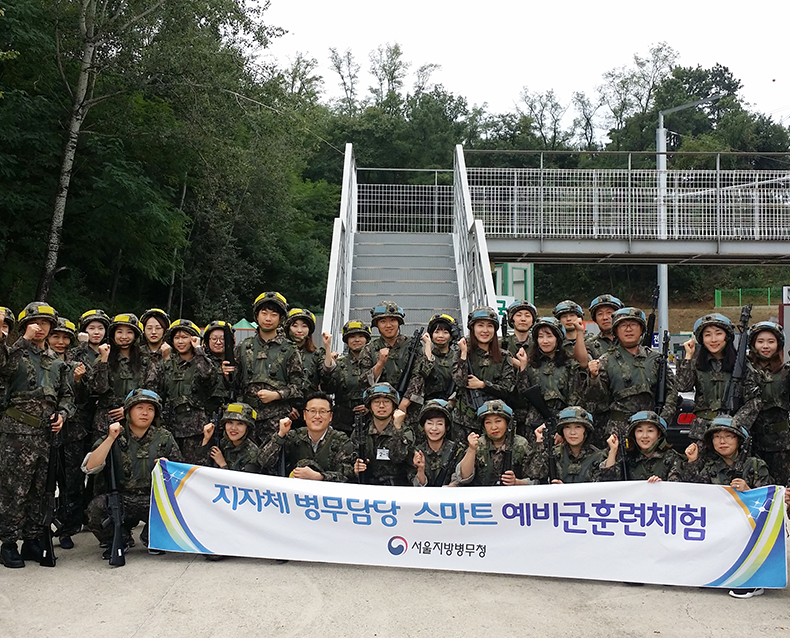 경기도 남양주 금곡 예비군훈련장에서 서울병무청 직원과 지방자치단체 전시 병무 담당 직원 간 합동으로 스마트 예비군훈련 체험을 실시했다. 과학화된 훈련장에서 영상장비를 활용한 실내사격과 시가지 모의전투훈련 등을 체험하여 유사시 병역동원의 중요성을 인식했다. (9월 14일, 금곡예비군훈련장)