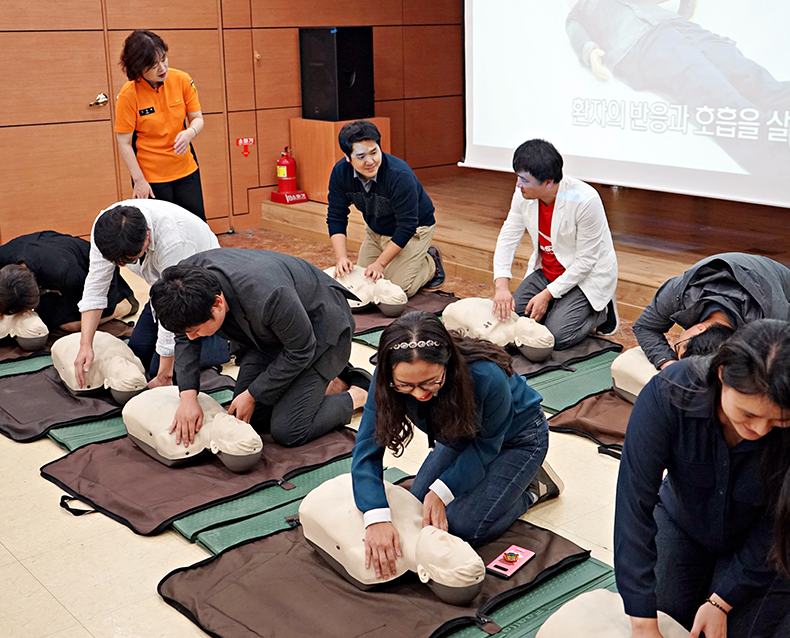 병력동원 입영확인관, 사회복무요원 인솔관, 사고대책본부요원, 수송업체 관계자 등이 참석하여 병력수송사고에 대비한 위기대응훈련을 실시했다. (10월 2일, 서울지방병무청)