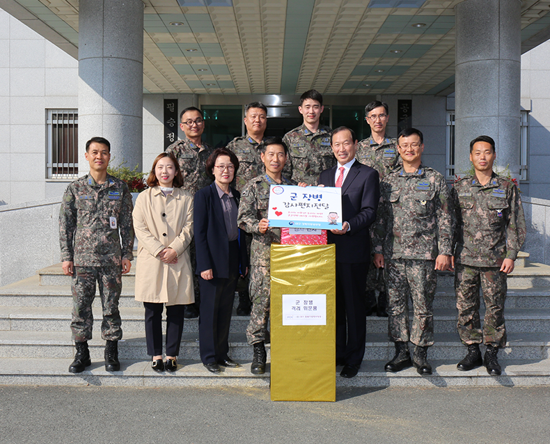 대구 수성구에 위치한 공군 방공포병학교를 방문하여 시민들로부터 접수받은 군 장병 감사편지를 위문품과 함께 전달했다. (11월 6일, 공군 방공포병학교)