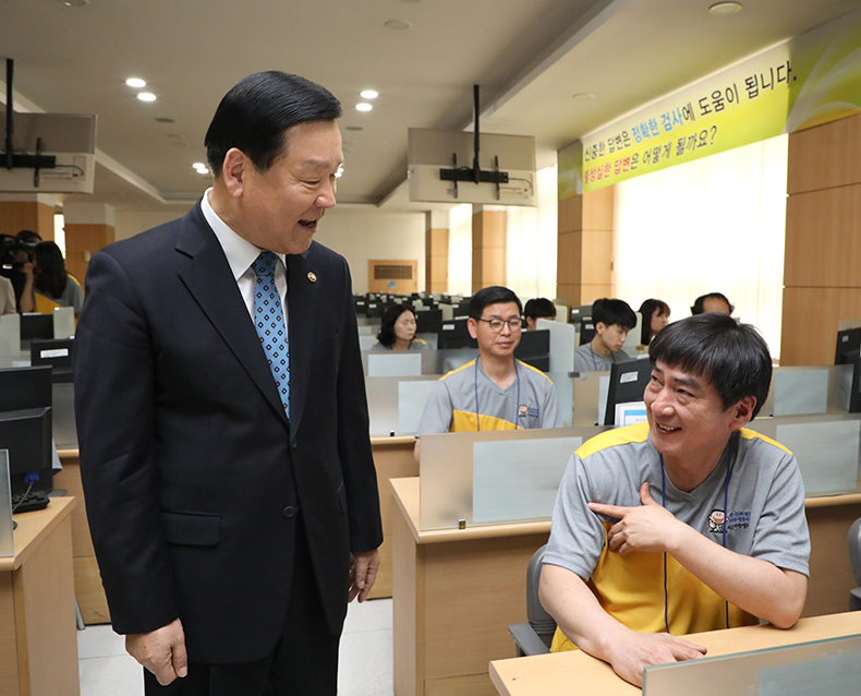 병역판정검사대상자 부모 초청 체험 병무청은 병역판정검사대상자의 부모 중 희망자 20여 명을 서울지방병무청으로 초청해 ‘아들과 함께 병역판정검사 체험행사’를 가졌다. (4월 29일, 서울지방병무청)