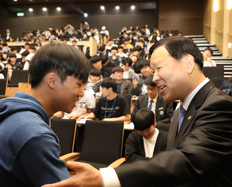 찾아가는 입영 전 병역진로설계 병무청은 서울 강남 코엑스에서 열린 ‘찾아가는 입영 전 병역진로설계’ 행사에서 인사말을 하고 예비 병역 의무자를 격려했다. (5월 2일, 코엑스)