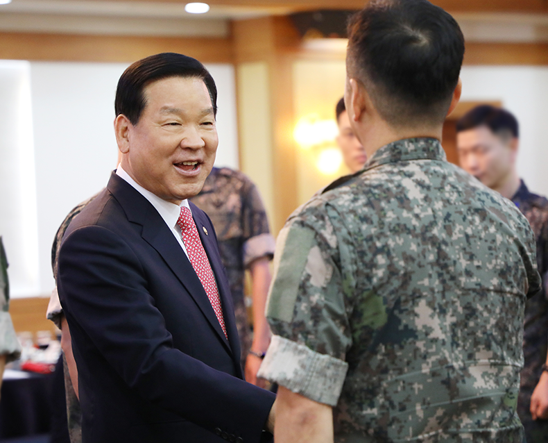 해외파견 신임무관 병무행정 설명회 병무청은 서울 육군회관에서 열린 ‘해외파견 국방무관단 초청 병무행정 설명회’에서 국방무관을 격려했다. (7월 5일, 육군회관)