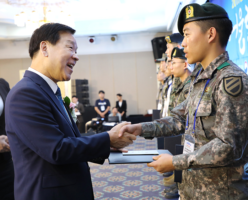 자원병역이행 모범병사 초청 격려 병무청은 외국 영주권자 등이 자진 귀국해 병역의무를 이행하거나, 질병 때문에 4급 보충역이나 5급 전시근로역 판정을 받고서도 치료 후 현역 입영을 선택한 자원병역이행 모범병사를 초청해 격려했다. (9월 26일, 유성호텔)