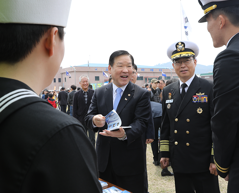 해군입영문화제 병무청은 경남 창원시 진해구에 소재한 해군교육사령부에서 현역병 입영문화제를 참관하고, 입영장정들을 격려하며 가족들에게 감사의 마음을 전하는 시간을 가졌다. (3월 25일, 해군교육사령부)