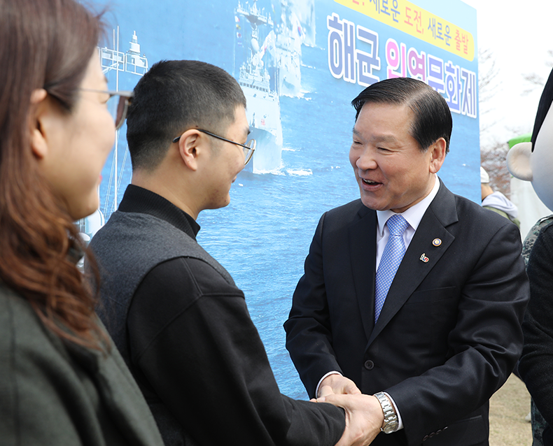 해군입영문화제 병무청은 경남 창원시 진해구에 소재한 해군교육사령부에서 현역병 입영문화제를 참관하고, 입영장정들을 격려하며 가족들에게 감사의 마음을 전하는 시간을 가졌다. (3월 25일, 해군교육사령부)