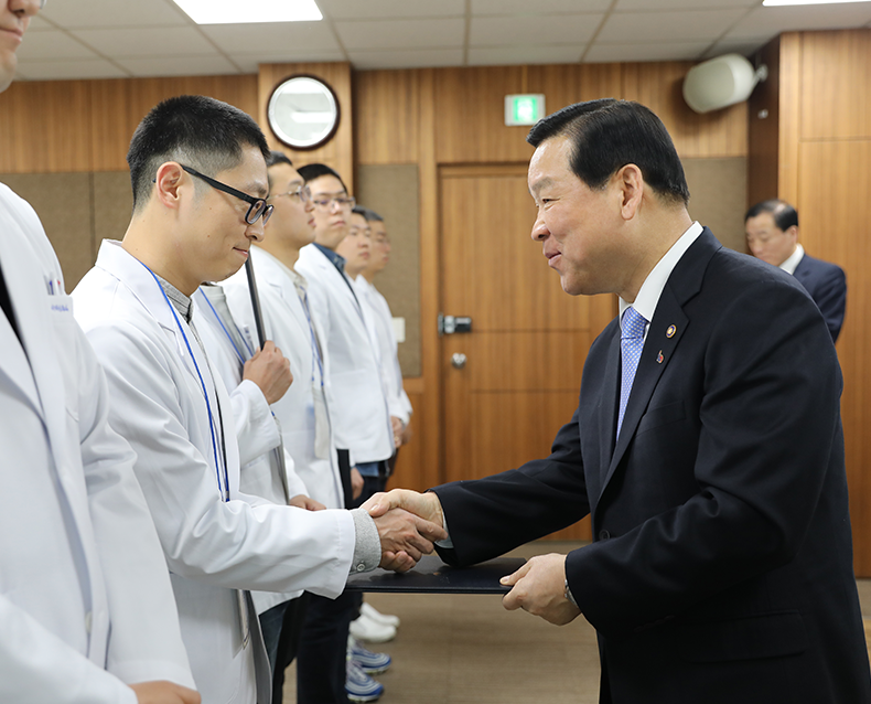 신임 병역판정검사 전담의들과 토론 병무청은 병무연수원에서 올해 신규로 임용된 병역판정검사 전담의들과 병역판정검사 업무 발전을 위한 토론의 시간을 가졌다. (4월 8일, 병무연수원)