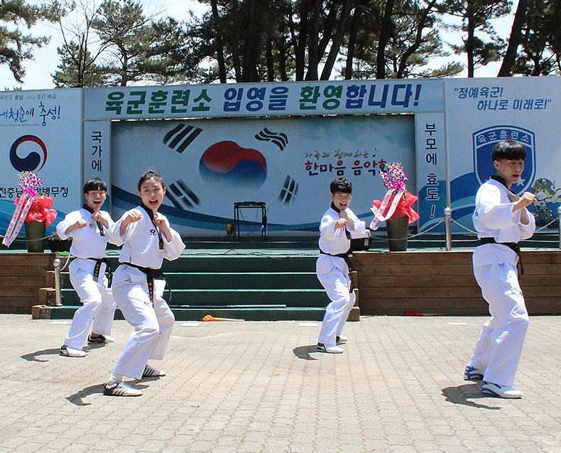 육군훈련소 현역병 입영문화제 대전충남지방병무청은 입영 현장이 이별이 아닌 격려하는 자리로 만들기 위해 육군훈련소 입영문화제를 개최하여 군악대 공연, 태권도 시범 등 다양한 퍼포먼스 공연을 준비하여 참석한 입영장정 및 가족들의 큰 호응을 얻었다. (5월 20일, 육군훈련소)