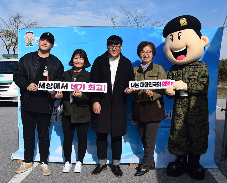 전북병무청, 하반기 ‘현역병 입영문화제’ 개최 전북병무청 제35보병사단 김범수관에서 입영의무자와 동반가족을 위한 2019년 하반기 「현역병 입영 문화제」행사를 개최했다. (11월 12일, 제35사단)