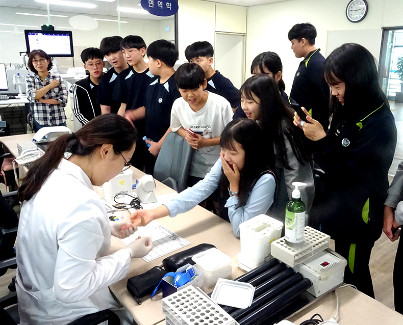 중학생 자유학기제 병무행정 진로체험 경기북부병무지청은 회룡중학교 자유학기제 학생들을 초청하여 병무행정과 관련된 다양한 직업군을 만나보는 진로체험행사를 실시했다.(9월 18일, 병역판정검사장)