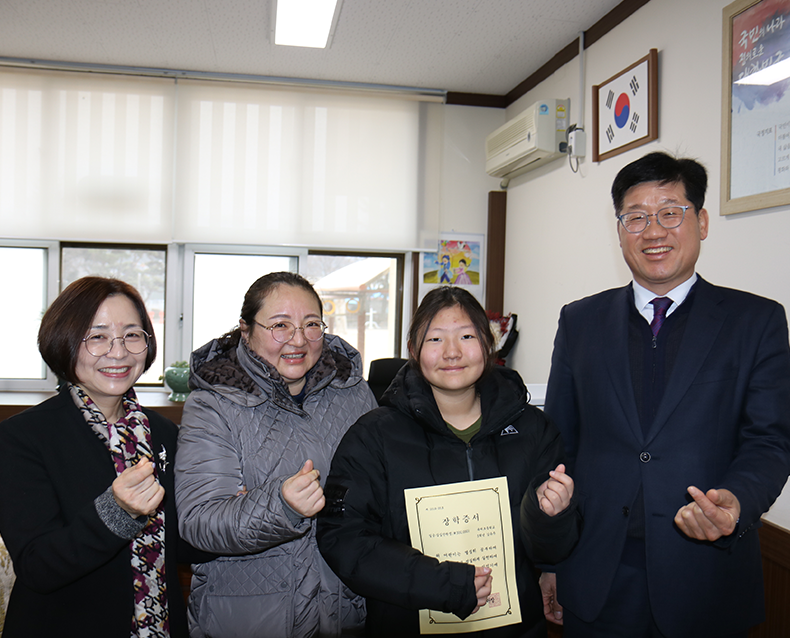 속리초등학교 장학금 전달 김용두 사회복무연수센터 원장이 30일 속리초등학교를 방문해 장학금을 전달했다. (1월 30일, 속리초등학교)