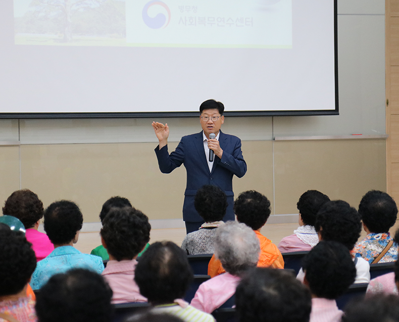 보은읍 노인대학 사회복무연수센터 방문 김용두 사회복무연수센터 원장이 보은읍 노인대학 어르신들에게 인사말을 하고 있다. (9월 17일, 사회복무연수센터)