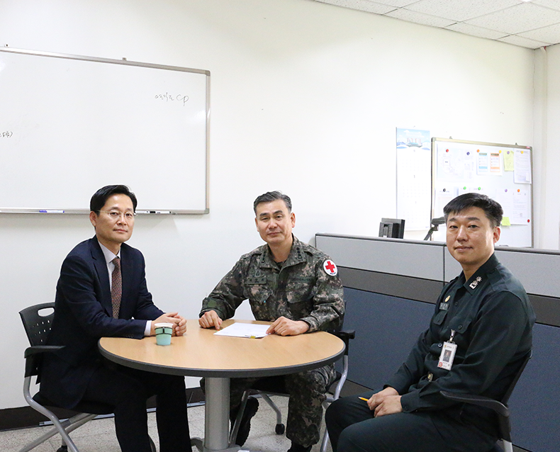 국군수도병원 방문 이건양 중앙신체검사소장은 전담의사 복무관리 벤치마킹을 위해 국군수도병원을 방문 하였다. (2019. 1. 25. 국군수도병원)