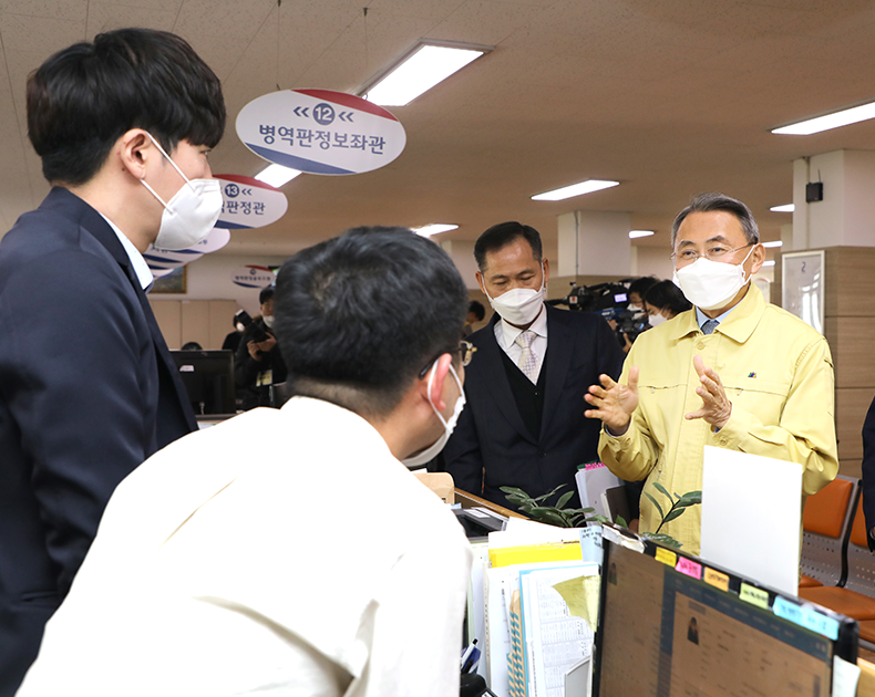 모종화 병무청장은 서울 영등포구 서울지방병무청에서 신체검사 시스템 및 진행 과정을 살펴보며 신종 코로나 바이러스 감염증에 대비한 철저한 방역 관리를 당부하고 있다. (2월 3일, 서울지방병무청)