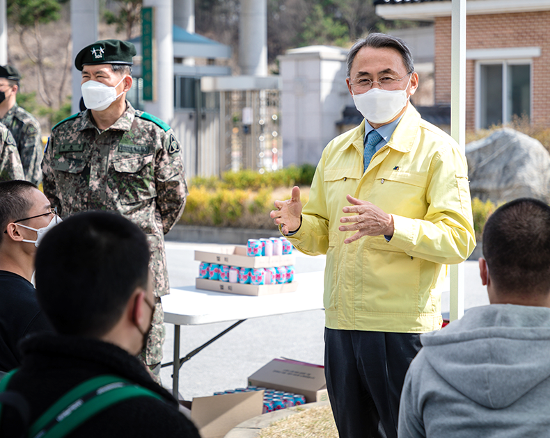 
모종화 병무청장은 35사단을 방문해 대구 등 특별재난지역에서 현역병으로 입영하는 장정들을 격려했다. (4월 6일, 전북 35사단)
