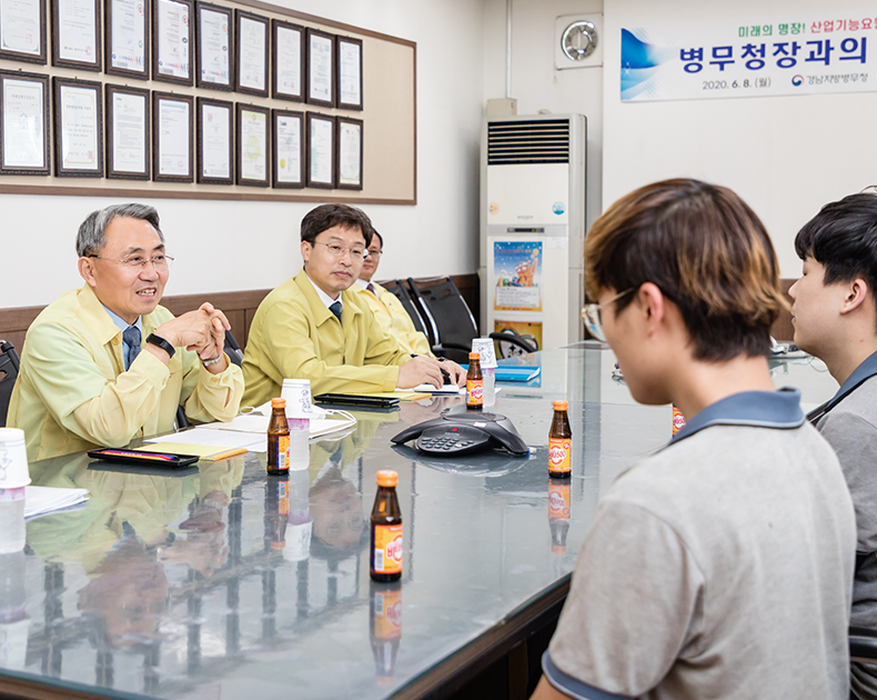 모종화 병무청장은 경남지방병무청 병역판정검사 진행 과정을 점검하고 해군교육사령부와 병역지정업체를 방문해 입영장정들과 산업기능요원들을 격려했다. (6월 8일, 경남지역)