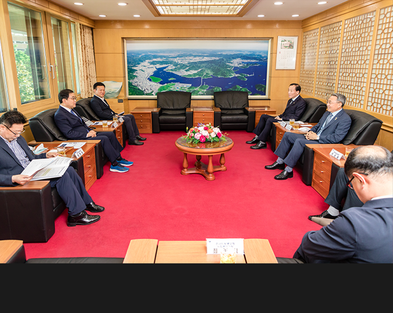 모종화 병무청장은 경남지방병무청 병역판정검사 진행 과정을 점검하고 해군교육사령부와 병역지정업체를 방문해 입영장정들과 산업기능요원들을 격려했다. (6월 8일, 경남지역)