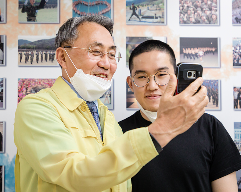 
모종화 병무청장은 경남지방병무청 병역판정검사 진행 과정을 점검하고 해군교육사령부와 병역지정업체를 방문해 입영장정들과 산업기능요원들을 격려했다. (6월 8일, 경남지역)
