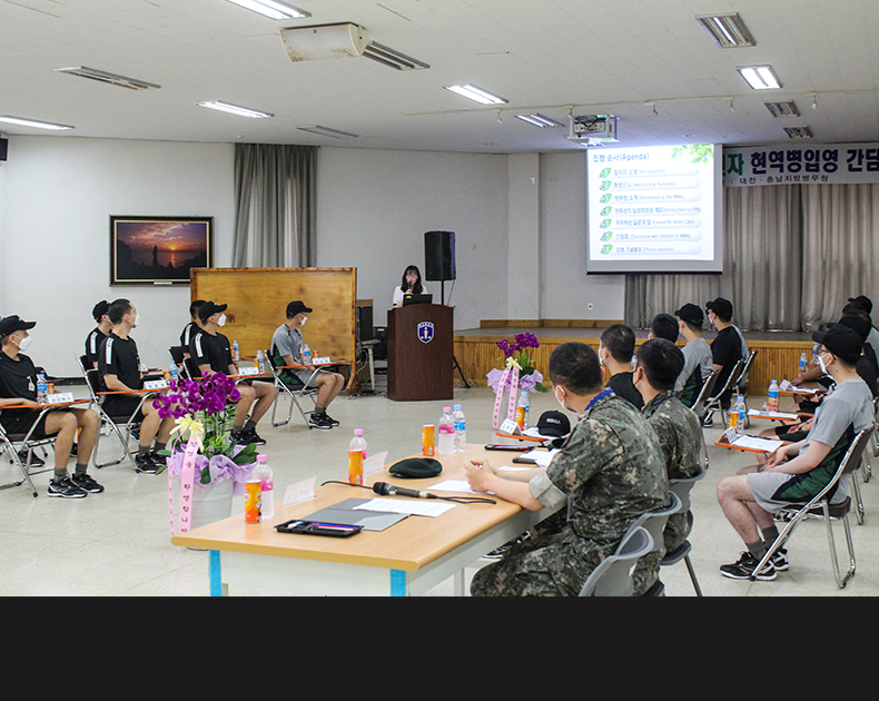 대전충남지방병무청은 육군훈련소 워리어 홀에서 국외영주권을 취득하고도 현역병으로 자원입대한 영주권 병사들을 초청하여 환영간담회를 가졌다. (6월 26일, 육군훈련소)