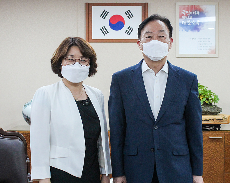 대전충남지방병무청은 대전광역시 교육청(교육감 설동호)을 방문하여 교직을 이수한 사회복무요원을 교육현장에 배치하는 ‘교육현장 맞춤 사회복무요원 배치확대 사업’에 대해 설명하고 대전광역시 교육청의 적극적인 협조를 당부했다. (7월 13일, 대전광역시교육청)