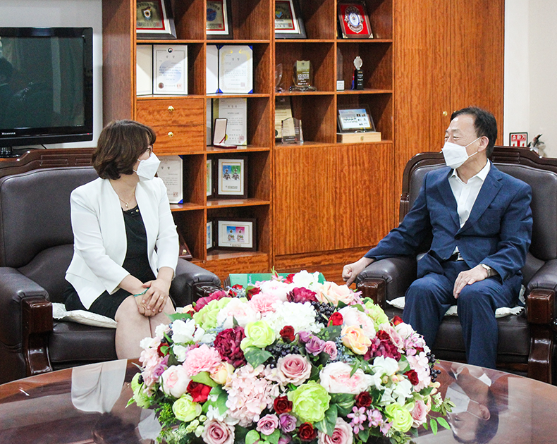 대전충남지방병무청은 대전광역시 교육청(교육감 설동호)을 방문하여 교직을 이수한 사회복무요원을 교육현장에 배치하는 ‘교육현장 맞춤 사회복무요원 배치확대 사업’에 대해 설명하고 대전광역시 교육청의 적극적인 협조를 당부했다. 
 (7월 13일, 대전광역시교육청)
