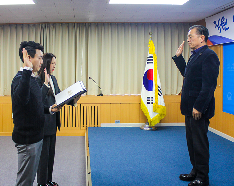 강원청은 2020년 새해를 맞아 개인과 조직이 행복하고 성장 발전하는 조직문화 및 자기 성장을 위한 다짐을 작성하였습니다.<br> (1월 8일, 대회의실)