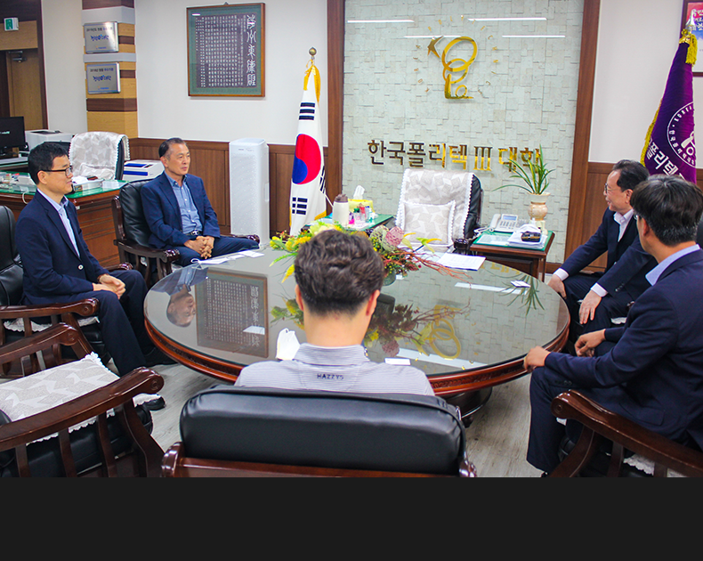 강원청은 한국폴리텍Ⅲ대학과 취업맞춤특기병 맞춤형 병역이행 안내 서비스 제공을 위한 업무협약을 체결 하였습니다.<br>(6월 18일, 폴리텍Ⅲ대학)