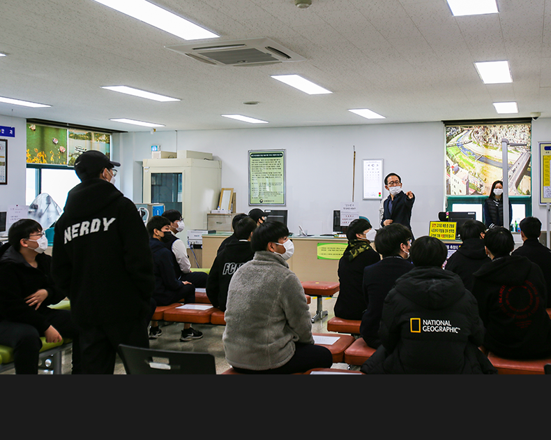 충북지방병무청은 미래 정책수요자인 중학생들을 초청하여 병무행정 설명회와 병역판정검사 체험행사를 진행하였다.<br> (11월 13일, 충북지방병무청)