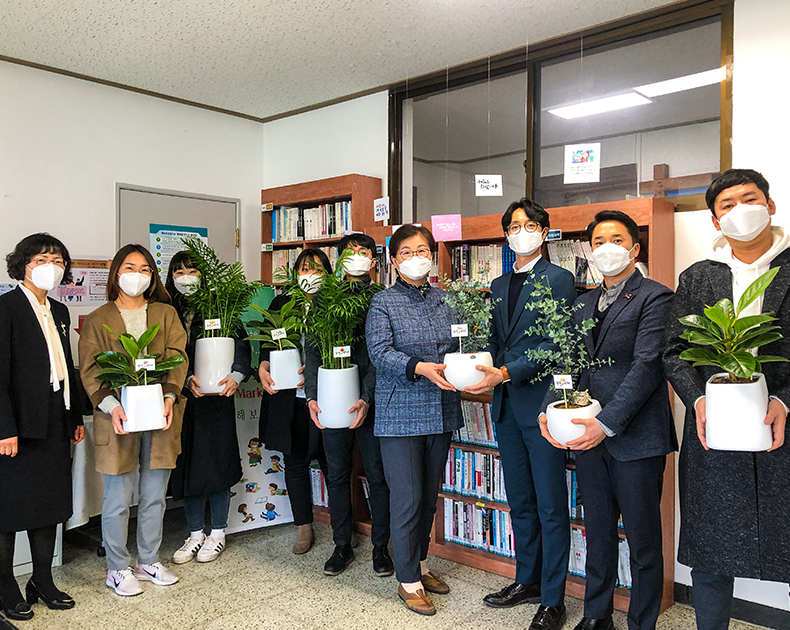 이영희 전북지방병무청장은 조직 내 존중과 배려가 있는 즐거운 일터를 조성하기 위하여 각 과 사무실에 사랑‧관용 등의 꽃말을 가진 화분을 전달하였다. (4월 9일, 청사 내 북카페)
