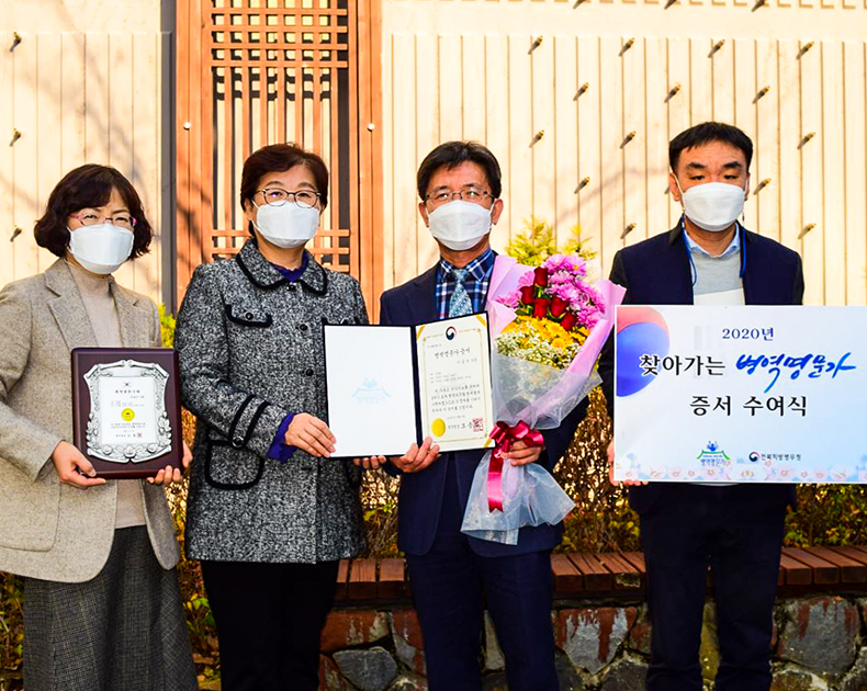 이영희 전북지방병무청장이 병역명문가 가문 댁을 방문하여 증서, 패, 기념품 등을 전달하였다.(11월 25일, 병역명문가 댁)
