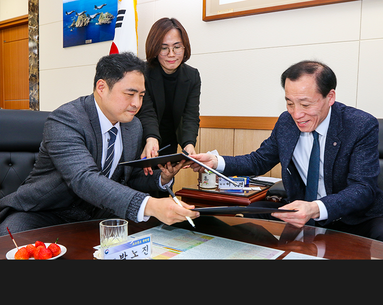 이관연 경남지방병무청장은 교보문고 창원점과 사회복무요원, 동원훈련이수자, 병역명문가 등 병역이행자의 도서구입료 할인 협약을 체결했다. (2월 19일, 경남지방병무청 소회의실)

