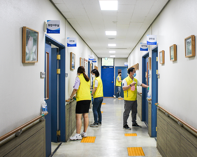 인근 사회복무요원 복무기관인 시각장애인복지관에서 봉사활동에 참여했다. 코로나19로 방역 인력지원, 시각장애인 가정에 밑반찬 배달을 하며 구슬땀을 흘렸다.(2020. 7. 28. 인천광역시시각장애인복지관)