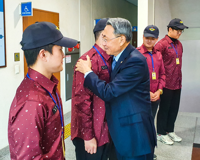 모종화 병무청장은 1월 16일 강원영동병무지청을 방문하여 2020년 중점적으로 추진할 주요 사업에 대한 업무보고를 받고 민원 최접점에서 근무하는 직원과 사회복무요원의 노고를 격려하였다. (2020. 1. 16.  강원영동병무지청)