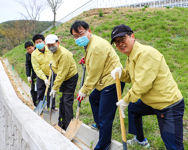 사회복무연수센터는 환경보전 의식제고 및 쾌적한 환경 조성을 위한 주변 환경 개선 등 자체 식목 행사를 실시했다. (4월 22일, 사회복무연수센터)