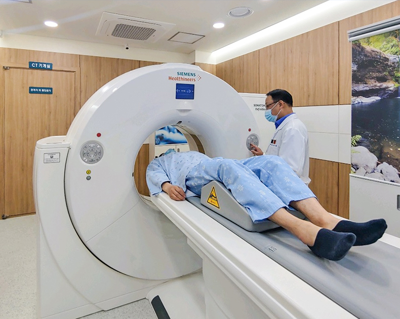 
                            중앙신체검사소는 18일 최첨단 컴퓨터단층촬영장치(CT촬영기)를 도입했다. (8월 18일, 중앙신체검사소)