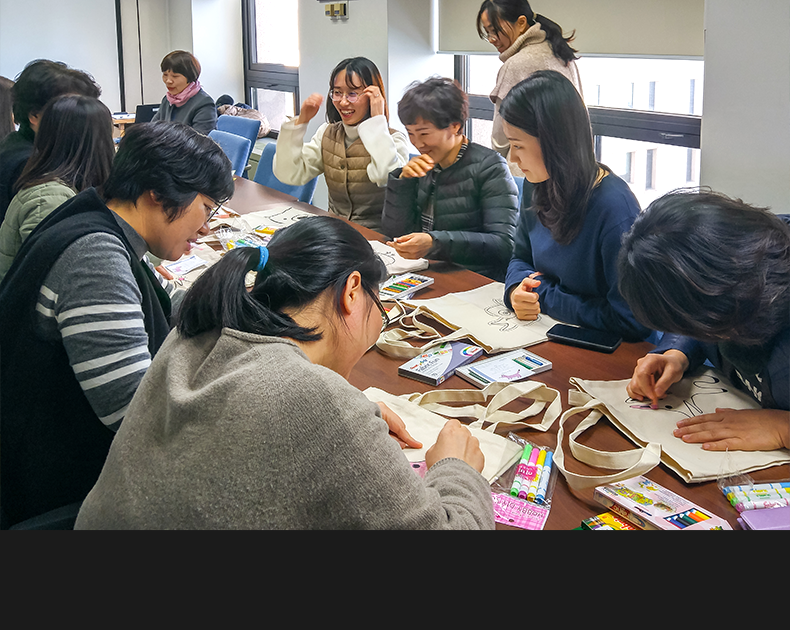 병무민원상담소는 에코백 만들기 공예활동을 통해 업무 긴장감을 해소, 동료들과 함께 웃음의 시간을 공유했다.(2월 18일, 회의실)
