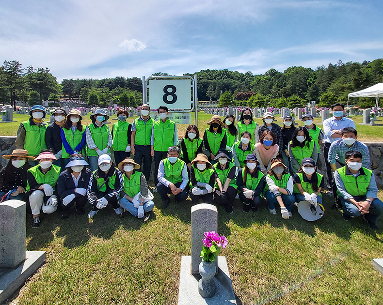 서울지방병무청 직원 30여명은 27일 동작구에 위치한 국립서울현충원을 방문하여 묘역 환경정화 봉사활동을 실시했다. (5월 27일, 국립서울현충원)
