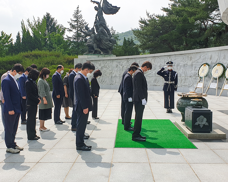 서울지방병무청제65회 현충일을 앞둔 3일 국립서울현충원을 찾아 현충탑에 참배하고 호국영령을 추모하였다. (6월 3일, 서울현충원)