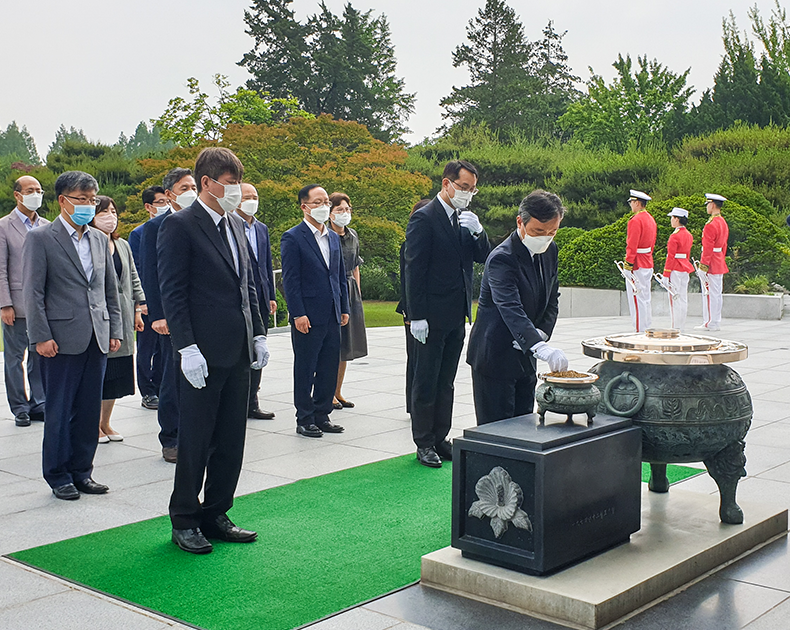 서울지방병무청제65회 현충일을 앞둔 3일 국립서울현충원을 찾아 현충탑에 참배하고 호국영령을 추모하였다. (6월 3일, 서울현충원)