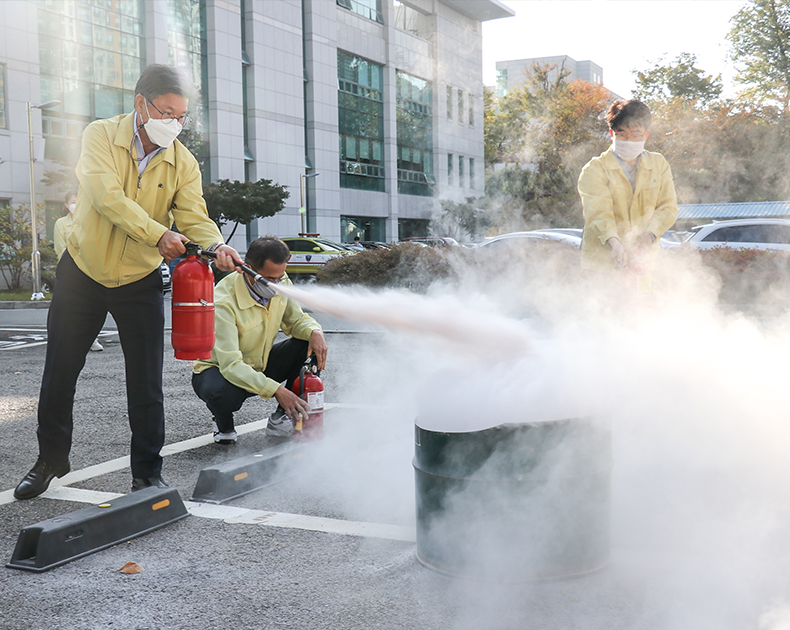 부산지방병무청은 직원들의 안전의식과 화재 대응능력 강화를 위해 남부소방서와 합동으로 소방훈련을 실시했다. (10월 20일, 부산청)