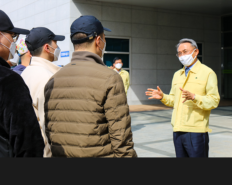 정창근 대구경북지방병무청장이 대구, 청도 지역 거주 현역병 입영대상자 단체수송 현장에서 입영 대상자들을 격려했다.(3월 9일, 대구경북지방병무청사)