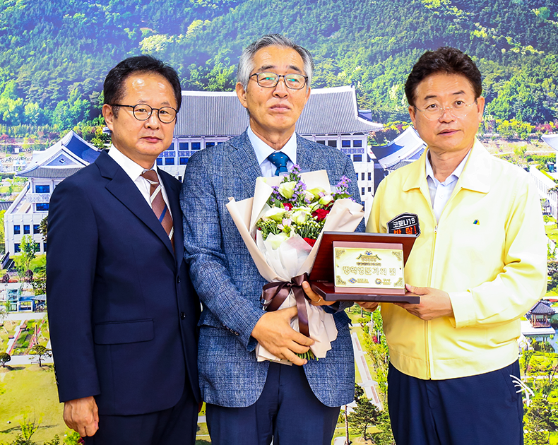 대구경북지방병무청은 경상북도와 병역명문가 선양사업의 일환으로 병역명문가 문패 달아주기 기념행사를 실시했다.(8월 25일, 경상북도청)